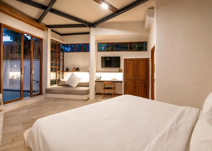 Chic 2-br With Pool, 800m To *