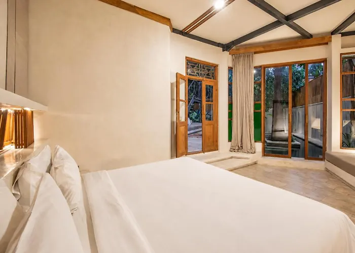 Chic 2-br With Pool, 800m To