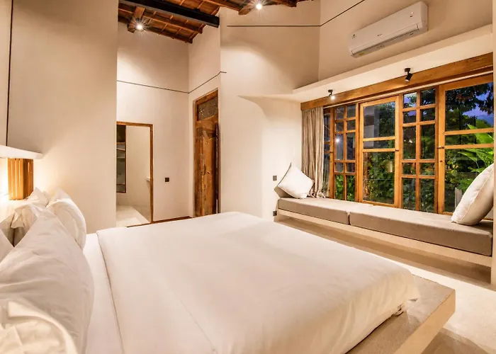 Chic 2-br With Pool, 800m To