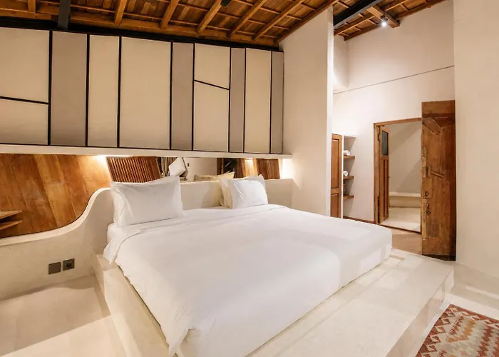 Chic 2-br With Pool, 800m To *