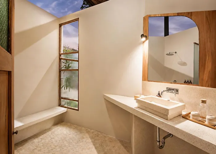 Chic 2-br With Pool, 800m To